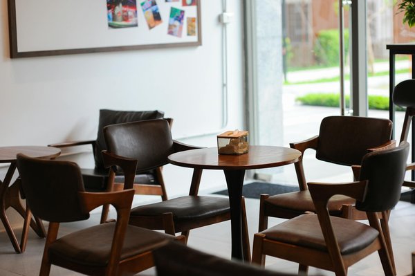 Café viennois historique avec gâteau et journal